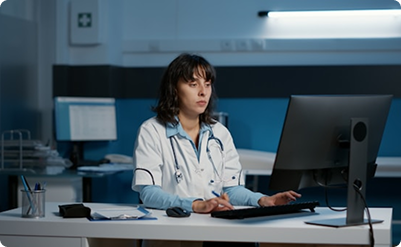 Doutora em uma mesa branca utilizando um computador